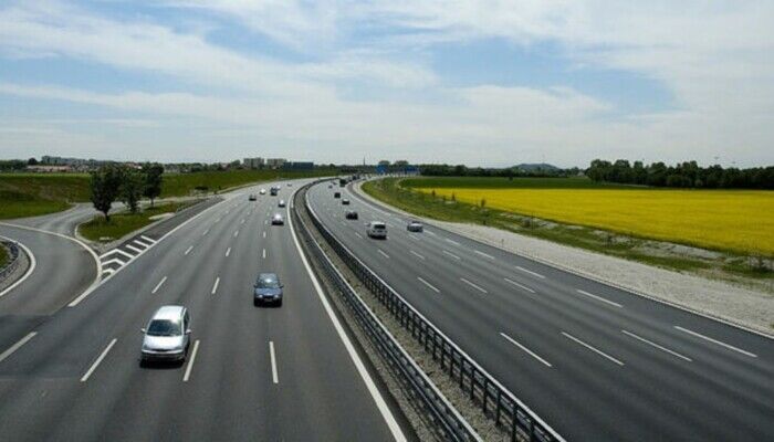 Українським водіям доведеться платити за проїзд дорогами