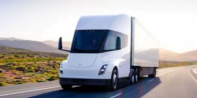 Виробництво електротягача Tesla Semi відкладається через проблеми з акумуляторами