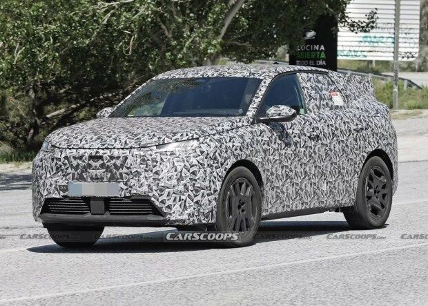 Електричний Peugeot e-3008 активно тестують в Іспанії