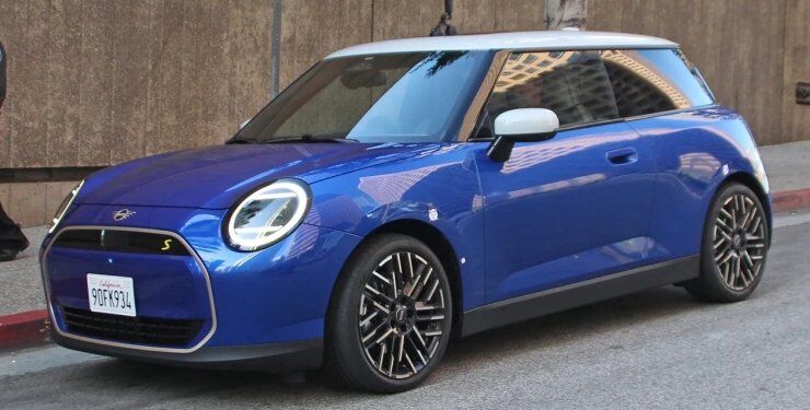 Електромобіль Mini Cooper 2024 навчили видавати звуки бензинового двигуна (ВІДЕО)