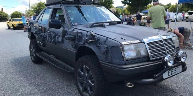 На аукціон виставили «військову» версію Mercedes-Benz 300E