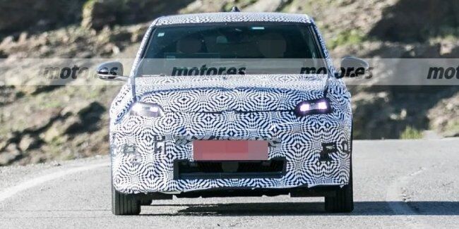 Новий бюджетний електромобіль Renault 5 E-Tech уперше помітили під час тестів