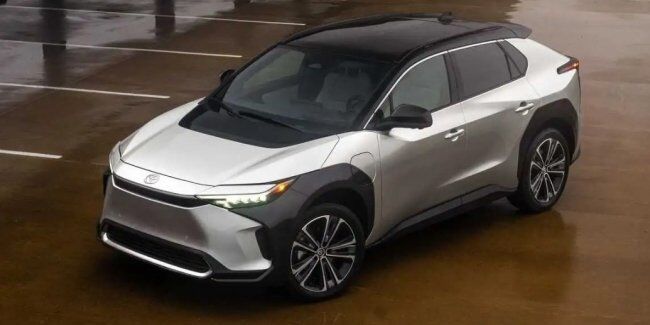 Toyota та Lexus збільшила продаж електромобілів
