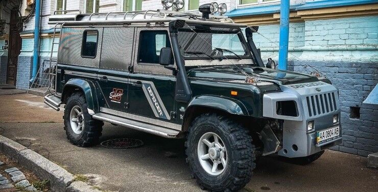 В Україні помітили Land Rover Defender з незвичайним тюнінгом