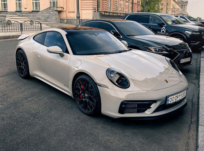 В Україні помітили новий спорткар Porsche