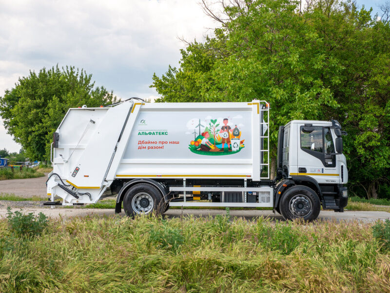 В Україні випустили сучасний сміттєвоз на шасі Iveco