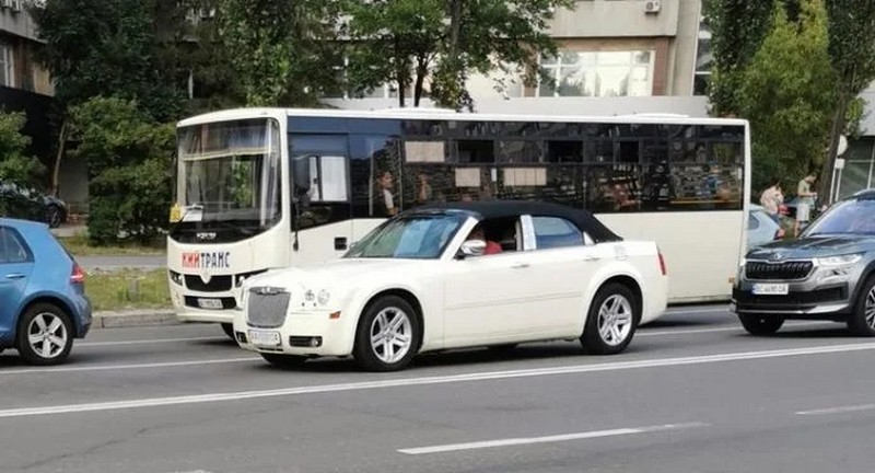 На вулицях Києва помітили незвичайний Chrysler 300С у кузові кабріолет (ФОТО)