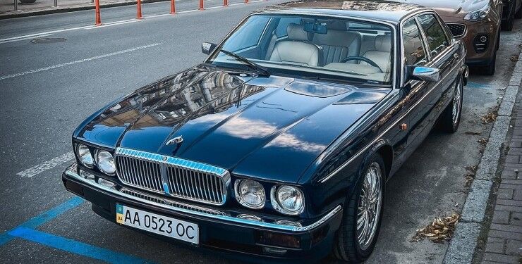 В Україні помітили розкішний седан Jaguar 1988 року випуску (ФОТО)