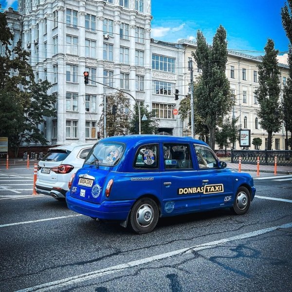 У Києві помітили лондонське таксі з незвичайним тюнінгом (ФОТО)