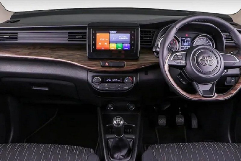 Велика сімейна Toyota за 11 000 доларів виходить на ринок (ФОТО)