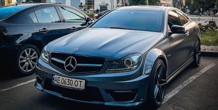 Сучасна класика: у Києві помітили рідкісний і потужний спорткар Mercedes-Benz (ФОТО)