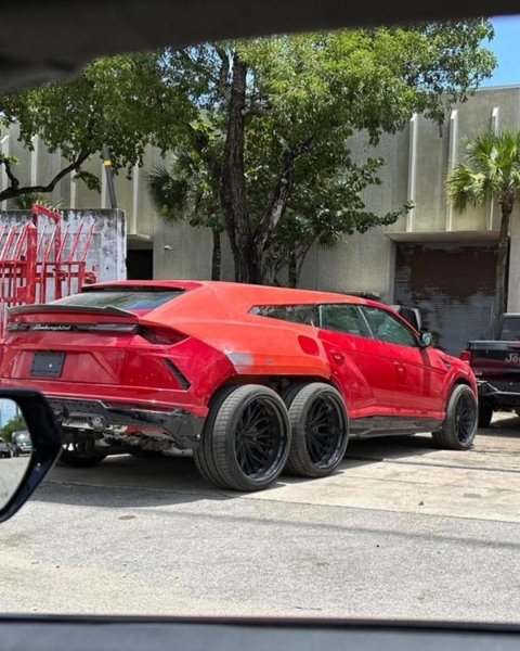 У США помітили єдиний у світі шестиколісний Lamborghini Urus (ВІДЕО)
