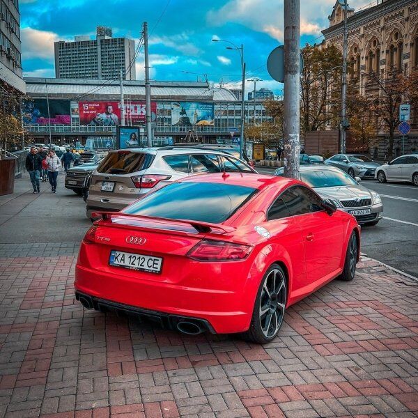 Компактна ракета: у Києві помітили яскравий заряджений спорткар Audi