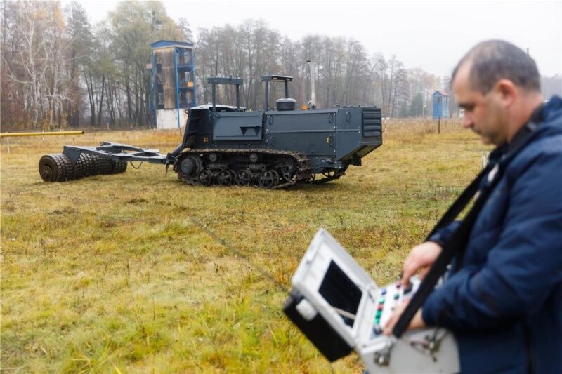 Рятувальники отримали першу машину українського виробництва для підготовки ґрунту до розмінування