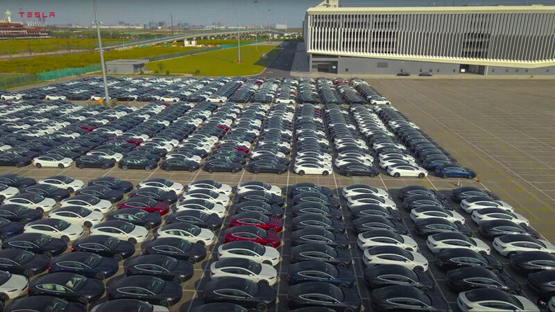 Тисячі оновлених Tesla Model 3 сфотографували перед відправкою до Європи