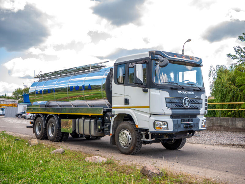 Український виробник представив сучасну автоцистерну для доставки води (ФОТО)