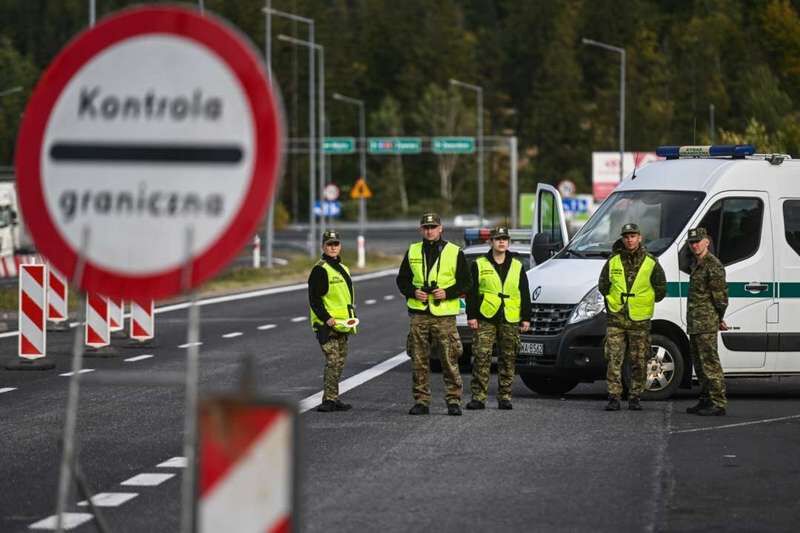 Кілометрові черги: Україна готова евакуювати водіїв, які застрягли на польському кордоні