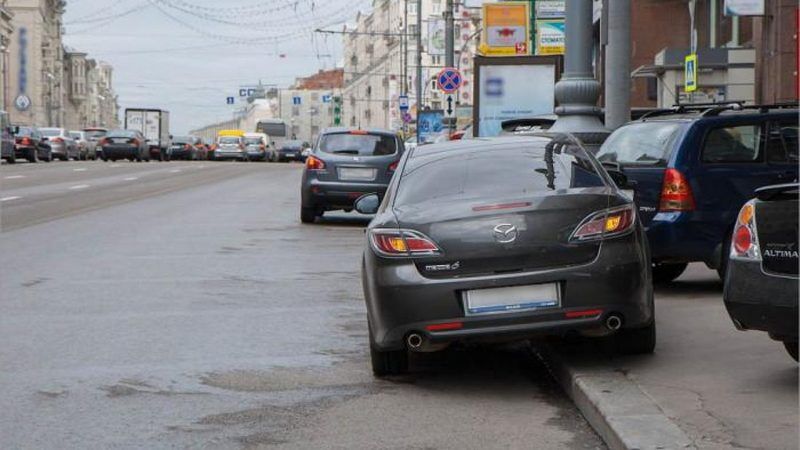 Водіям нагадали про два небезпечні місця для паркування взимку в Україні