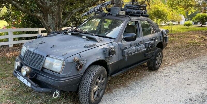 Тюнінг для апокаліпсису: Mercedes W124 перетворили на авто Шаленого Макса (ФОТО)