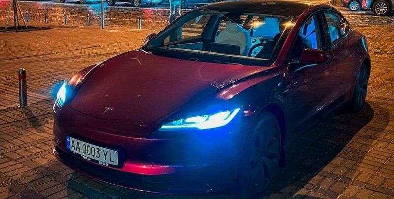В Україні з'явився новітній електромобіль Tesla із запасом ходу понад 600 км