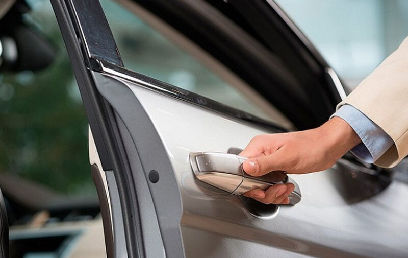 Для чого досвідчені водії свердлять дірки у дверях автомобіля