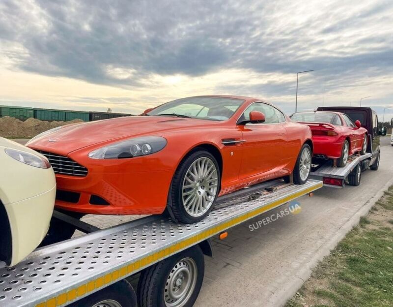 В Україні помітили рідкісні британські авто без пробігу (ФОТО)