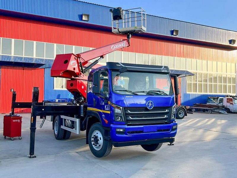 Український виробник представив автовишку із вантажопідйомністю 300 кг (ФОТО)