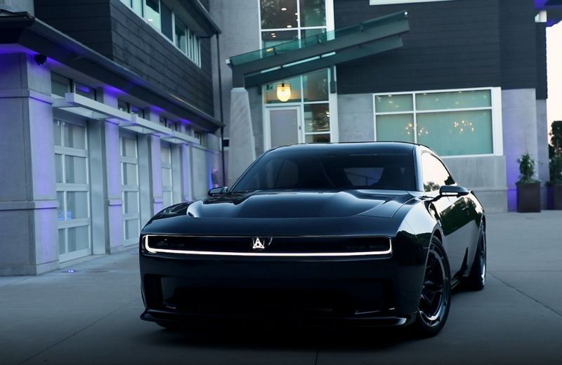 Новий недорогий Dodge з потужним двигуном показали з цікавими деталями  (ФОТО)