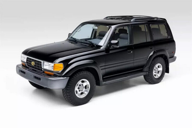 Старий позашляховик Toyota Land Cruiser продали майже за 100 тисяч доларів (ФОТО)