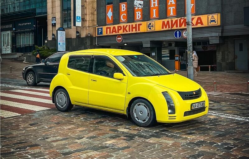 Недорогий раритет: у Києві помітили маловідому "експериментальну" Toyota 2000-х (ФОТО)