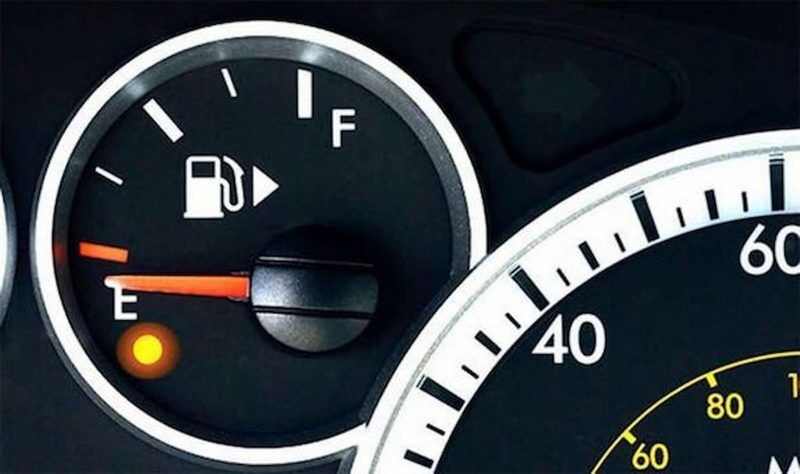 Штраф 2800 гривень: де водія оштрафують за їзду авто з порожнім баком