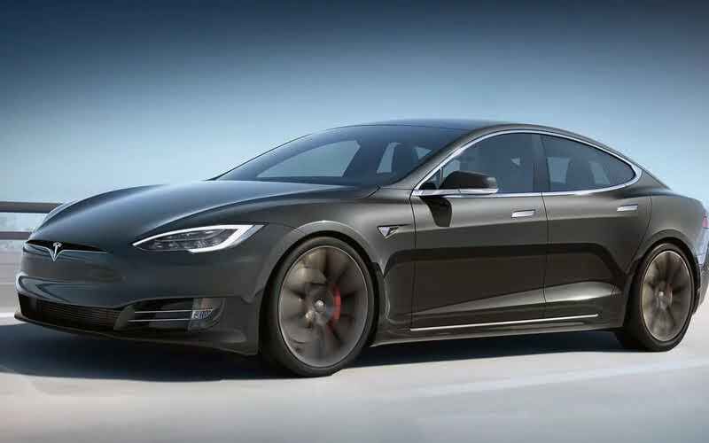 У Харкові наркозалежний понівечив електромобіль Tesla: як його покарали