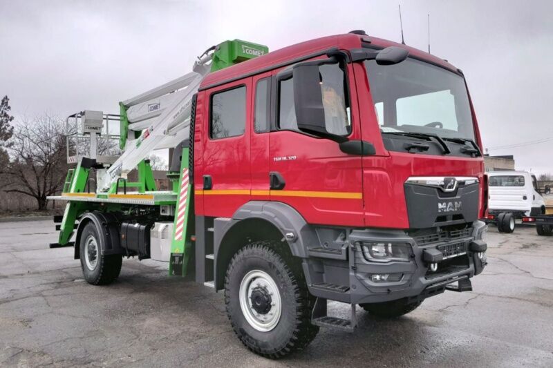Український виробник випустив потужну автовишку на шасі MAN (ФОТО)