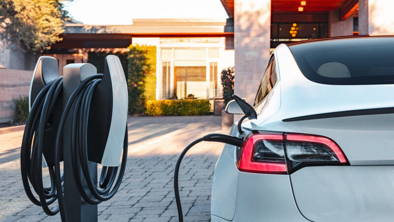 В Україні почали різко дешевшати електромобілі Tesla