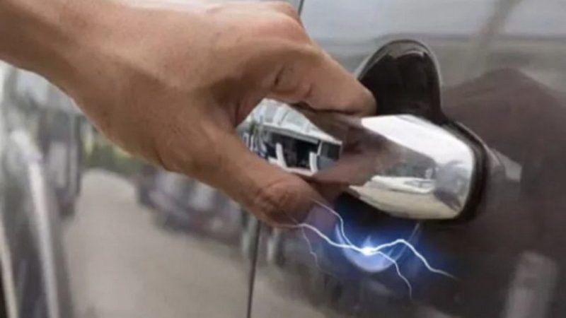 Автомобіль б’ється струмом: що робити водіям у такій ситуації
