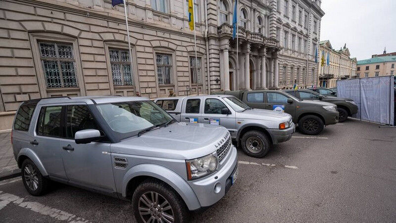 Британські фермери привезли майже 30 автомобілів для ЗСУ