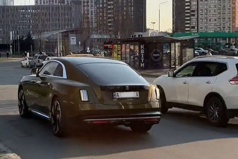 Нардеп Вацак став власником першого електричного Rolls-Royce Spectre в Україні (ФОТО)