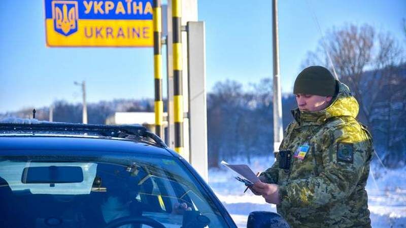 Попри блокування кордонів українці привезли більше вживаних авто