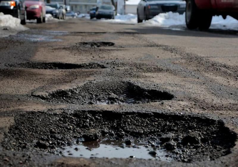 Водіям розкрили хитромудрий спосіб уникнути вибоїн на весняних дорогах