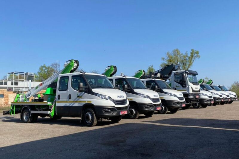 Український завод випустив чергову партію автогідропідіймачів для енергетиків (ФОТО)