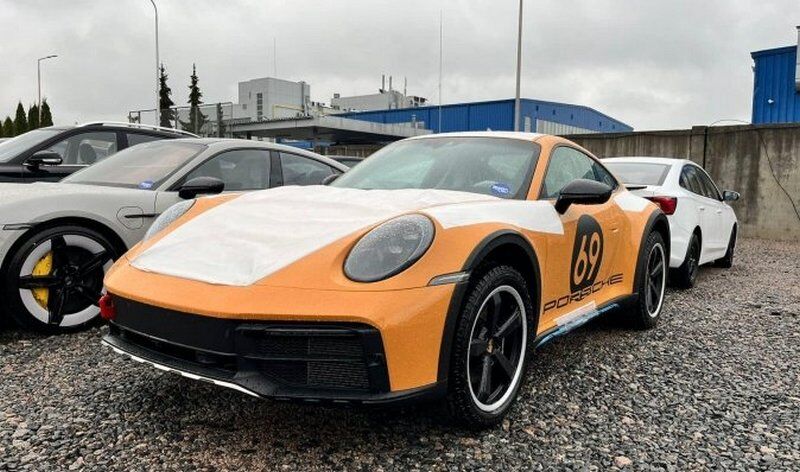 Їх випустили лише 2500: в Україну привезли позашляховий Porsche 911 за 11 мільйонів (ФОТО)