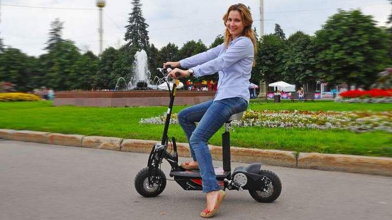 Кермувальників електросамокатів перевіряють на сп'яніння та штрафують на 17 000 грн