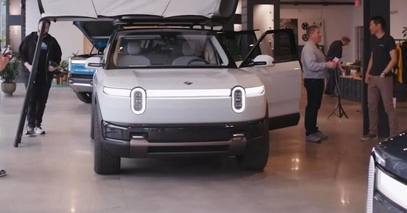 Нового суперника недорогого кросовера Tesla від Rivian показали наживо (ФОТО)