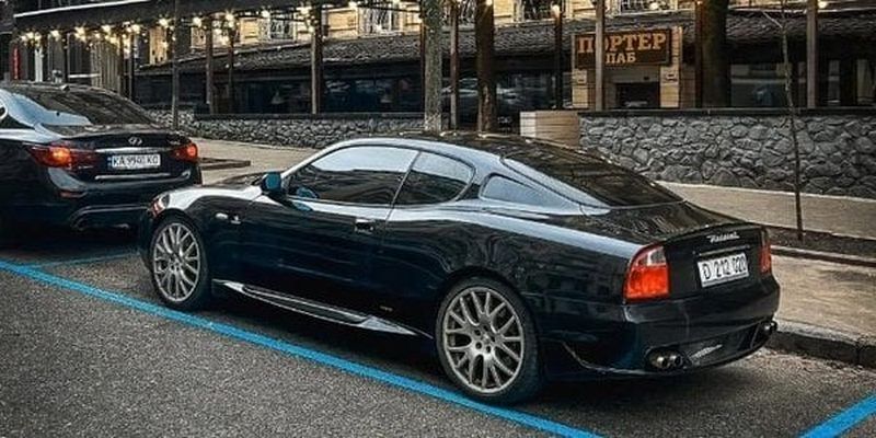 В Україні помітили рідкісний Maserati, який належить Червоному Хресту