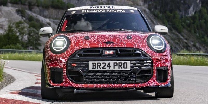 Новий MINI Cooper JCW візьме участь у «24 годинах Нюрбургрингу» (ФОТО)