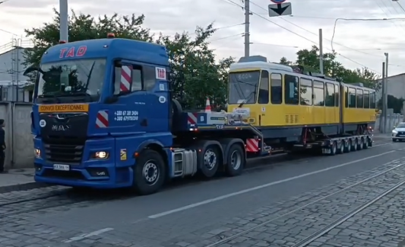 До Львова прибув автопоїзд із берлінським трамваєм (ФОТО)