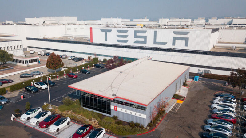 Tesla розпочинає випуск дешевих акумуляторів