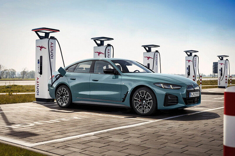 Компанія BMW представила електричний седан i4 2025 модельного року (ФОТО)