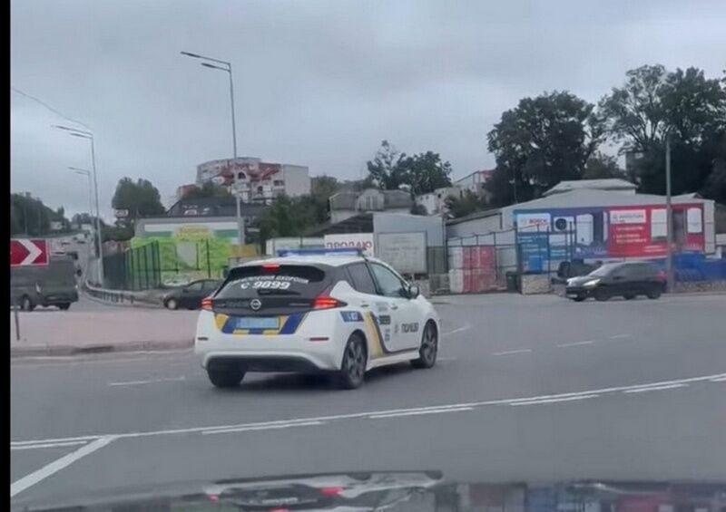 В Україні помітили поліцейський електромобіль Nissan Leaf