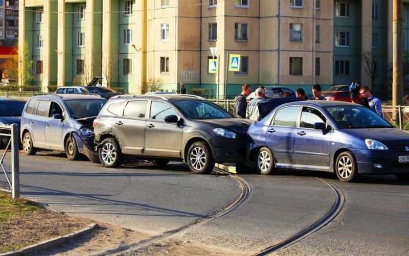 Водіям назвали три способи змусити збільшити дистанцію автомобіль, що їде позаду